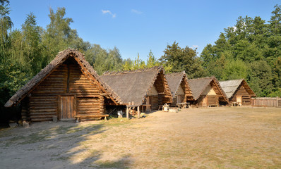 Rekonstrukcja osady wczesnopiastowskiej w Muzeum Archologicznym w Biskupinie, Polska © Dejan Gospodarek