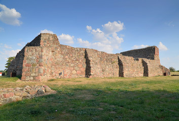 Ruiny zamku Diabła Weneckiego w polskiej Wenecji