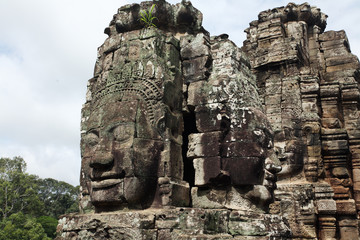 Fototapeta na wymiar Faces of King Yayavarmann VII on the beautiful Bayon temple, Ang
