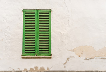 Alter Fensterladen Holz Grün mit Fassade und Textfreiraum