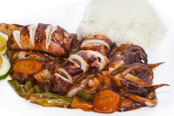 squid grilled with vegetables in tomato sauce
