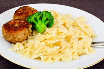 Cutlets with Pasta and Broccoli