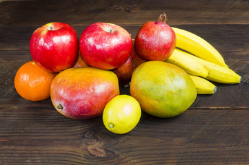 Fototapeta na wymiar owoce-granaty,mango,banany,pomarańcze