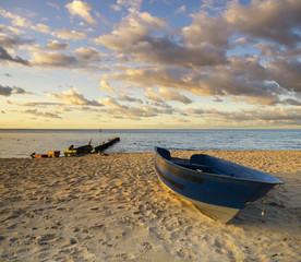 Łodzie rybackie na morskiej plaży © Mike Mareen
