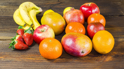 świeże,dojrzałe owoce na drewnianym tle