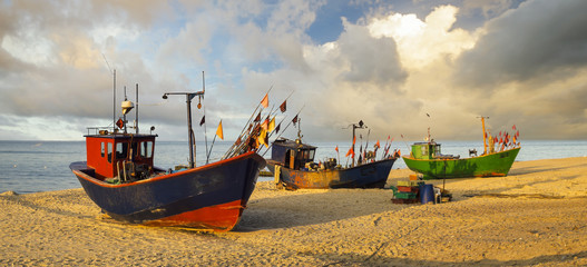 Łodzie rybackie na morskiej plaży