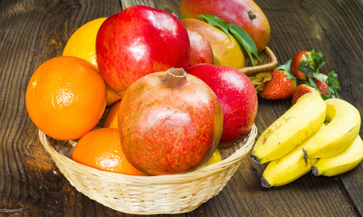 owoce egzotyczne w wiklinowym koszyczku