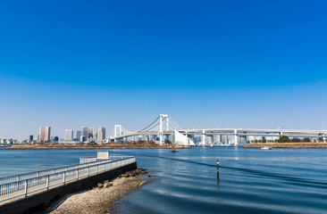 お台場海浜公園とレインボーブリッジ