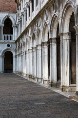 Fototapeta na wymiar Arcade, Courtyard and Columns in the Doge's Palace: Gothic archi