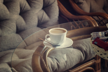 Чашка кофе в красивом интерьере 