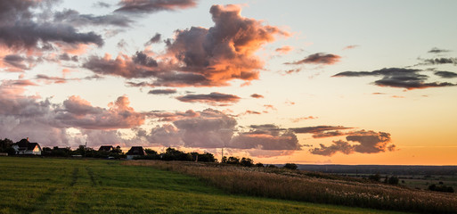поле на закате с облаками