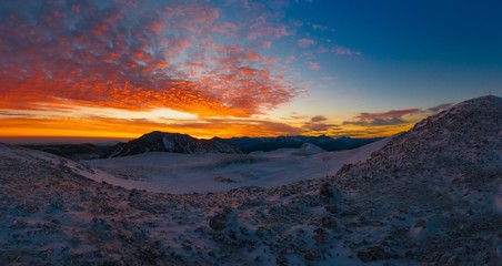 Obraz na płótnie Canvas Mountain sunset winter