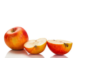 Apfel und Apfelhälften vor weißem Hintergrund