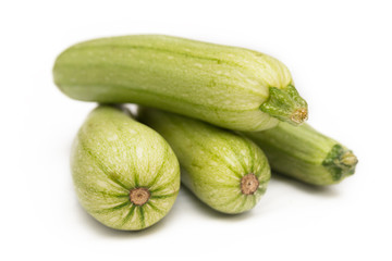 Zucchine crude su fondo bianco