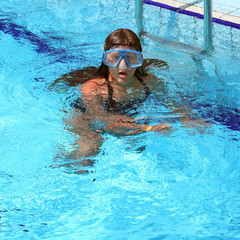 Naklejka premium little girl in swimming pool