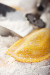 Closeup von Ravioli auf Mehl