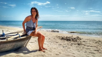 Obraz premium Hübsche Frau am Strand