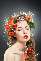Naklejka premium fashion model with large hairstyle and flowers in her hair