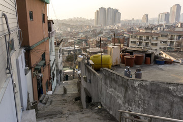 Obraz premium Sunset over Haebangchon alleyway in seoul