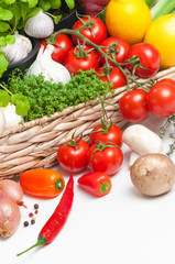 Frisches Gemüse für vegetarische Mahlzeiten, Zutaten für gesundheitsbewusste Ernährung, fleischlos, Gemüseangebot, erntefrische vitaminreiche Leckereien, italienische Küche, vagan, abwechslungsreich