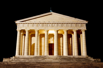 Obraz premium Temple of Canova night view. Roman columns