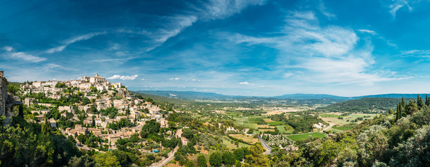 Scenic view of ancient hilltop village of Gordes in Provence, Fr - obrazy, fototapety, plakaty