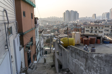Obraz premium Sunset over Haebangchon alleyway in seoul