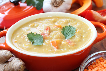 Gemüsesuppe mit Kürbis, Pakrika, roten Linsen, Ingwer, Knoblauch und Kräutern