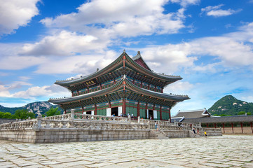 Obraz premium Gyeongbokgung Palace and blue sky in spring, Seoul in South Kore