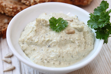 Vegetarischer Brotaufstrich mit Kräutern und Brot mit Körnern