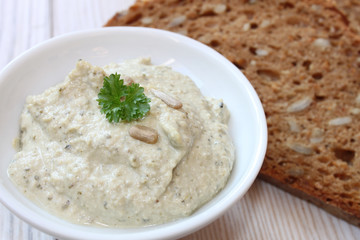 Vegetarischer Brotaufstrich mit Kräutern und Brot mit Körnern