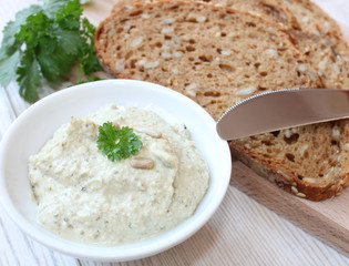 Vegetarischer Brotaufstrich mit Kräutern und Körnerbrot