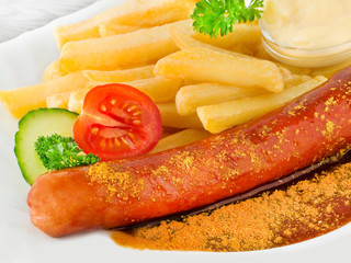 Currywurst und Pommes frites