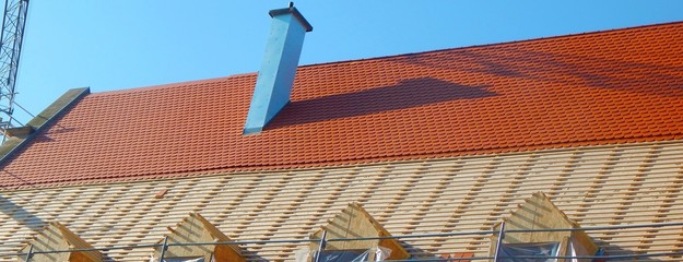 Ein Dach wird neu eingedeckt. Dabei werden auch Dachgauben eingebaut und der Kamin saniert...