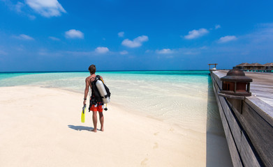Männlicher Taucher am Strand der Malediven
