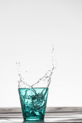 bicchiere d'acqua di colore azzurro con ghiaccio