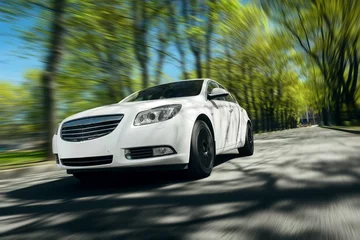 Poster de jardin Voitures rapides Voiture blanche en voiture rapide sur route goudronnée pendant la journée