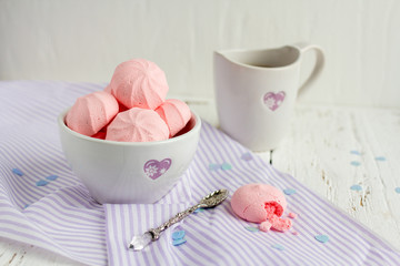 Strawberry meringue cookies