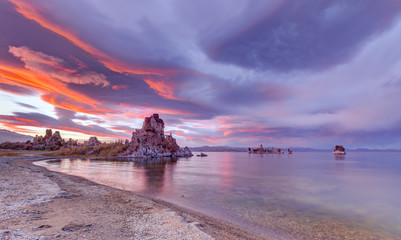 Sunrise at the Mono lake with mineral formations called tuffs, California - obrazy, fototapety, plakaty