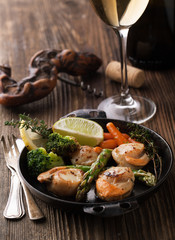 Fried scallops in a sauce with asparagus and broccoli