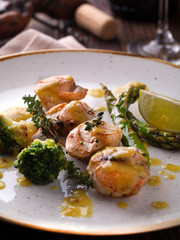 Fried scallops in a sauce with asparagus and broccoli