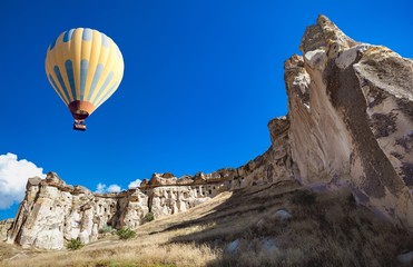 Fototapeta na wymiar Hot air balloon over Cappadocia