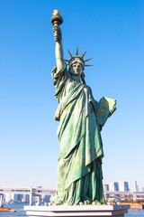 Lady liberty juxtaposed stand at Odaiba seaside park, near Rainbow Bridge in Tokyo, Odaiba in Japan © kae4b
