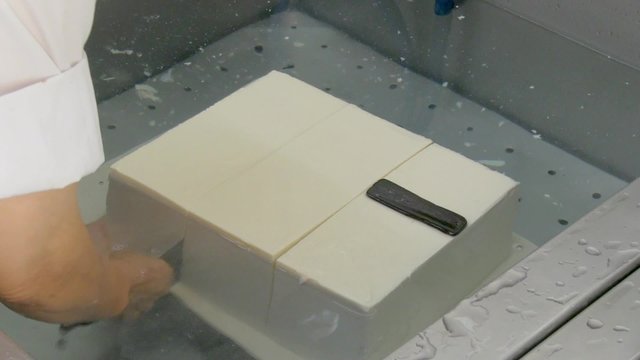 豆腐を切る様子