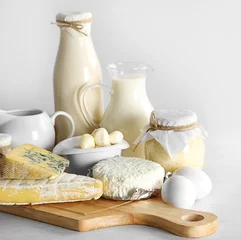 Foto auf Acrylglas Milchprodukte Satz frische Milchprodukte auf Holztisch, auf weißem Hintergrund