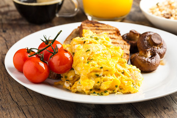 Rührei auf Toast - scrambled eggs on toast