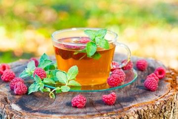 green tea with raspberries and mint