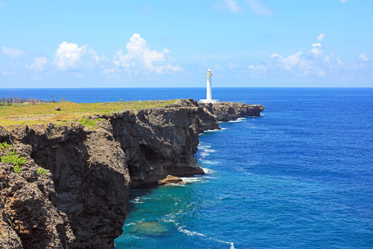 残波岬の美しい珊瑚の海と夏空