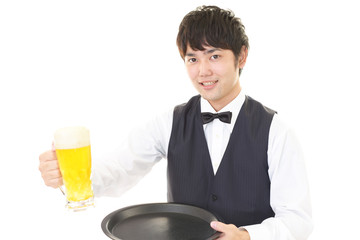 ビールジョッキを持つウェイター