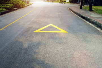 Obraz premium Arrow on the road, yellow 